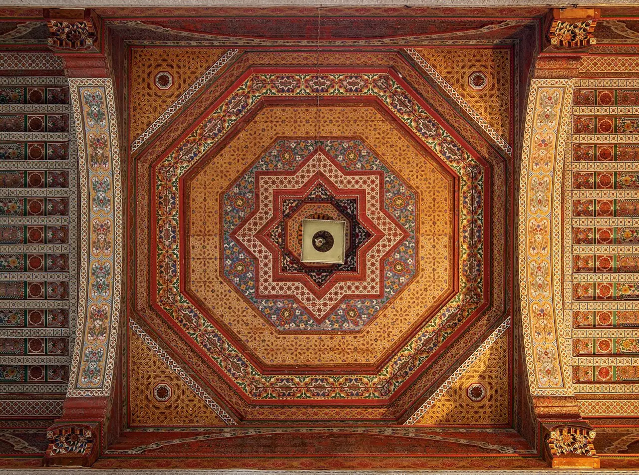 Techo de madera pintada del palacio de la Bahía en Marrakech
