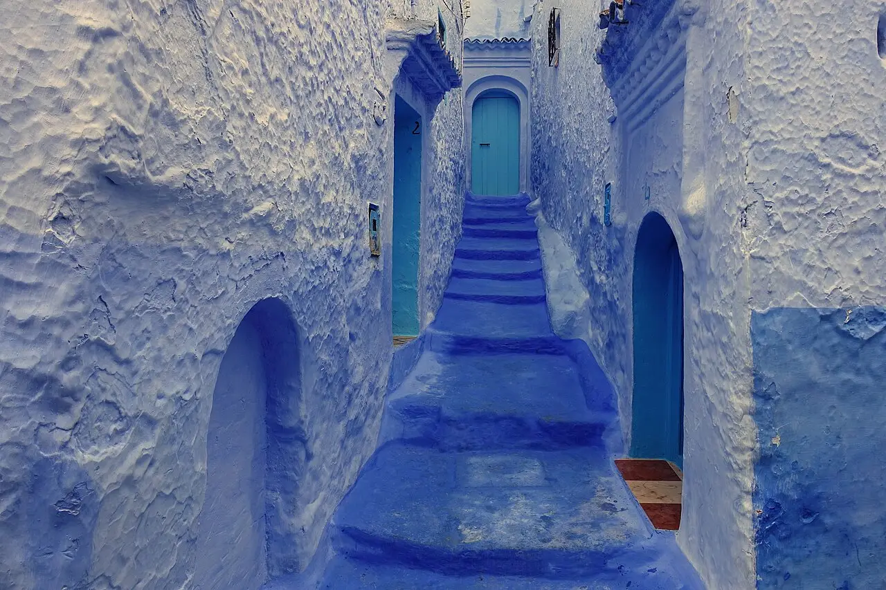 Callejón azul y escaleras en la medina de Chefchaouen