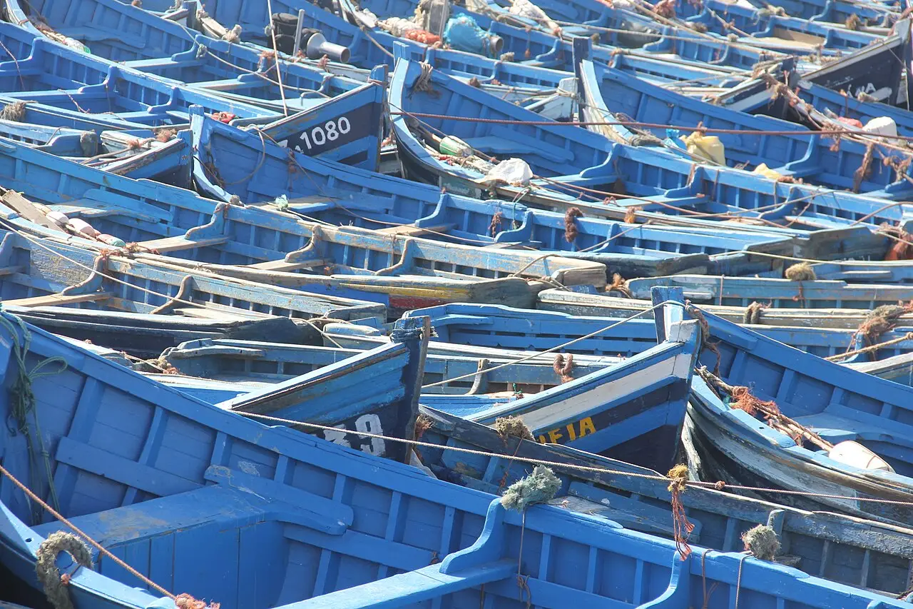 Barcas de pesca azules en el puerto de Esauira