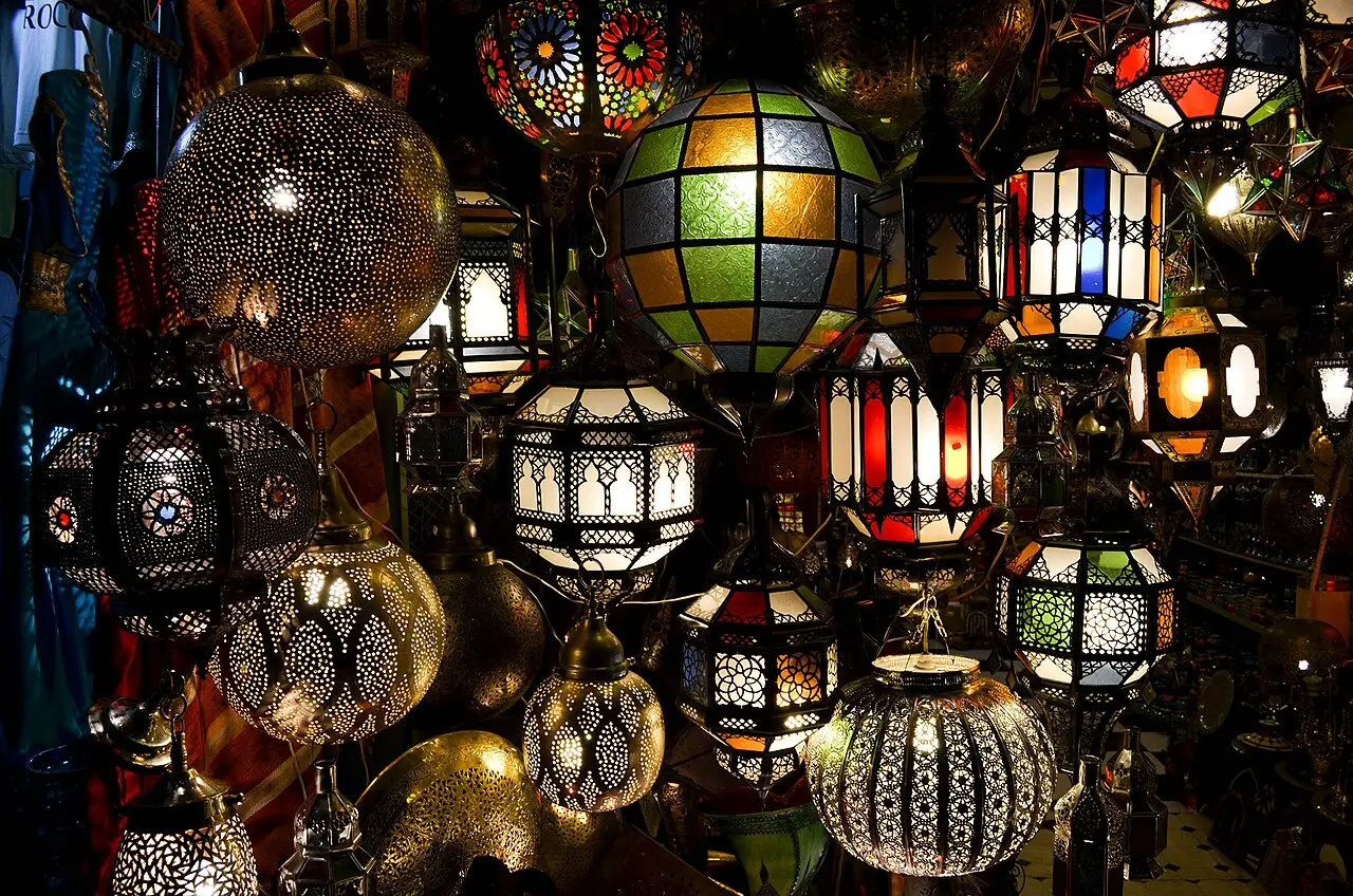 Faroles de cobre en la plaza Jemaa el-Fna de Marrakech
